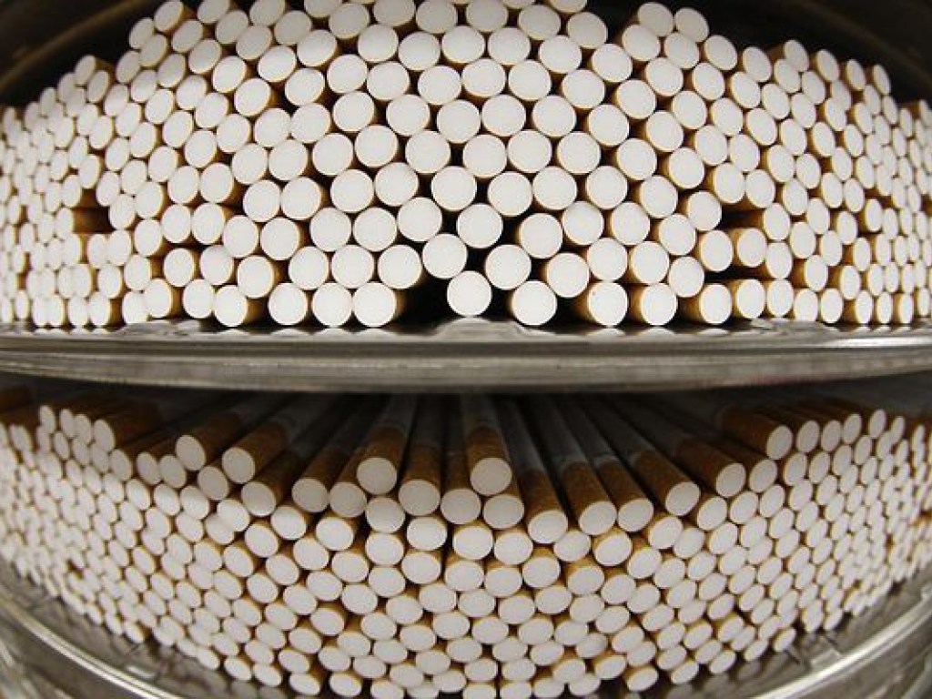 В Испании задержали украинцев, работающих на нелегальной фабрике по производству сигарет (ВИДЕО)