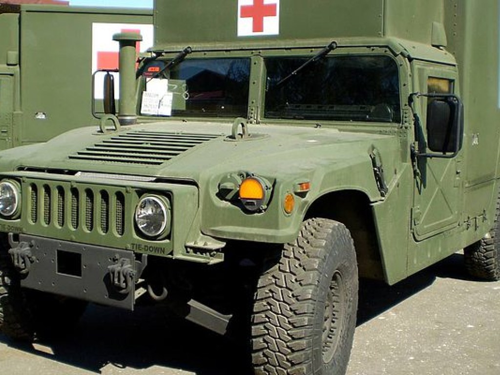 Украинские военные получили от США 40 медицинских автомобилей Hummer
