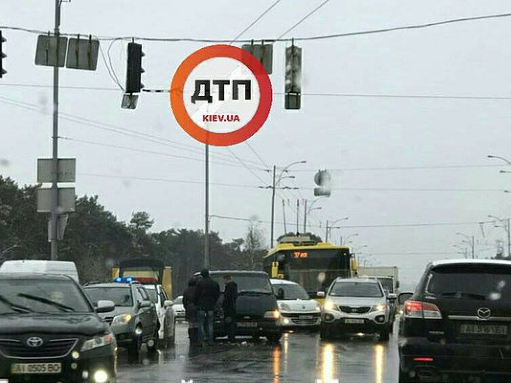 Из-за ДТП на Братиславской образовалась пробка в сторону метро «Черниговская» (ФОТО)