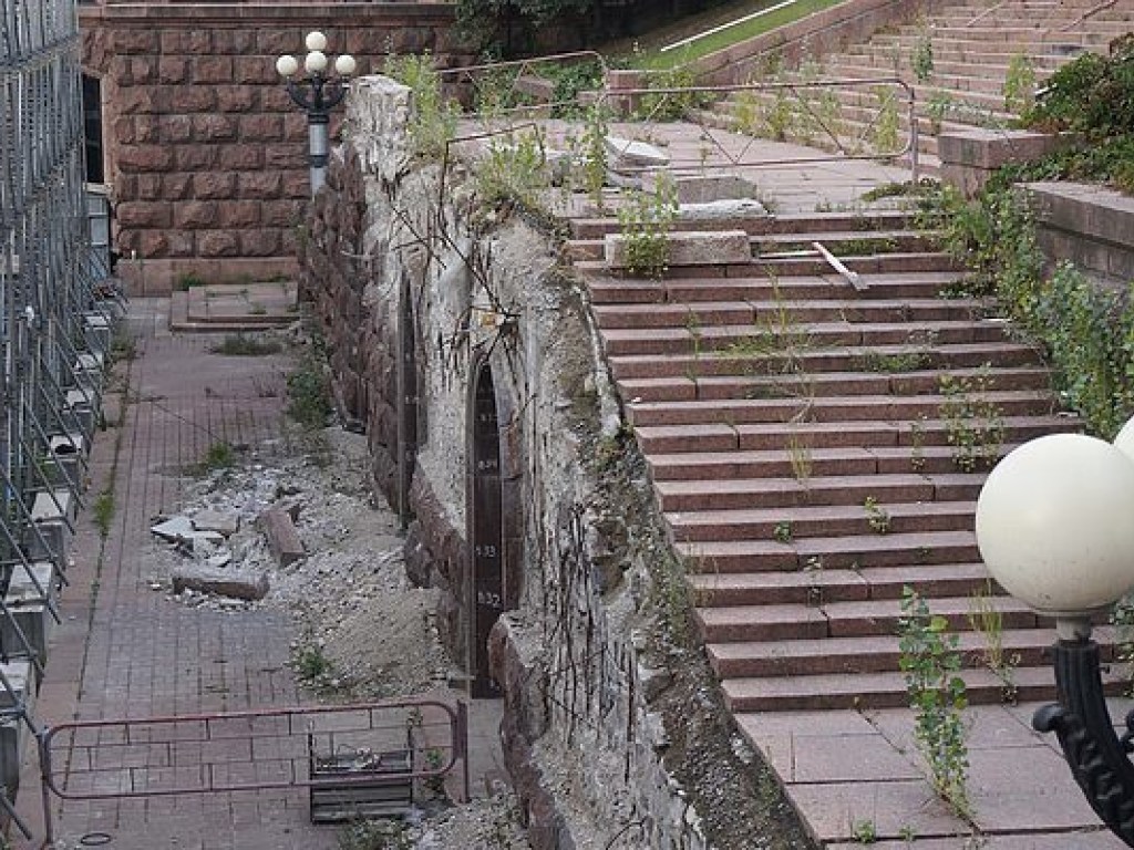 На Крещатике рушится подпорная стена и ступени возле легендарного дома