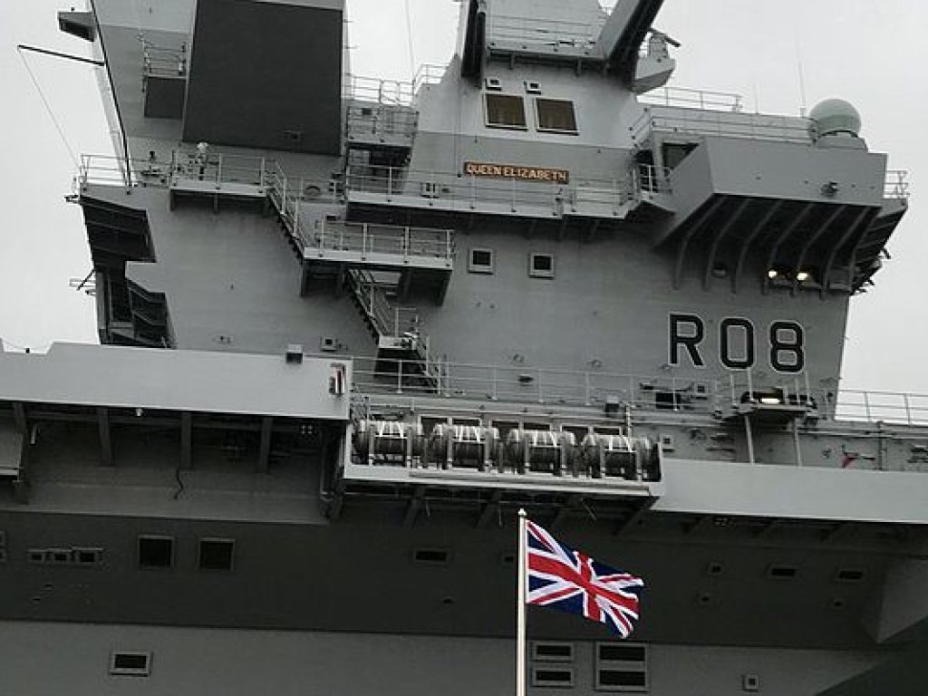 Елизавета II торжественно спустила на воду авианосец HMS Queen Elizabeth (ФОТО)