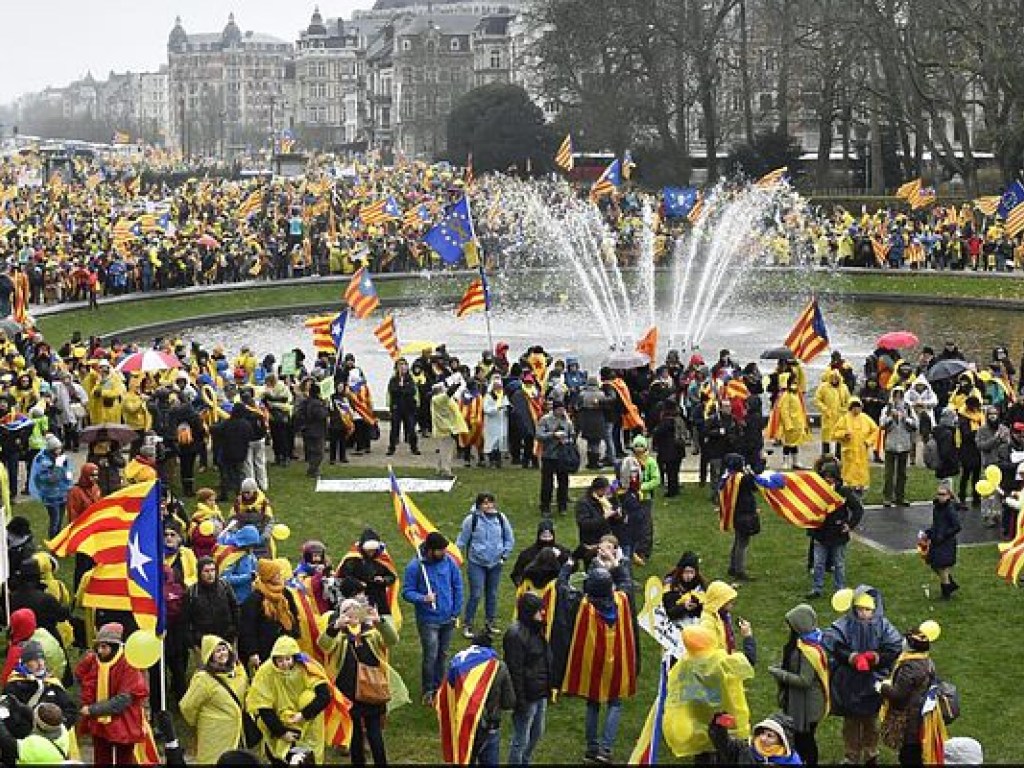 В Брюсселе тысячи человек вышли на митинг в поддержку независимости Каталонии (ФОТО)