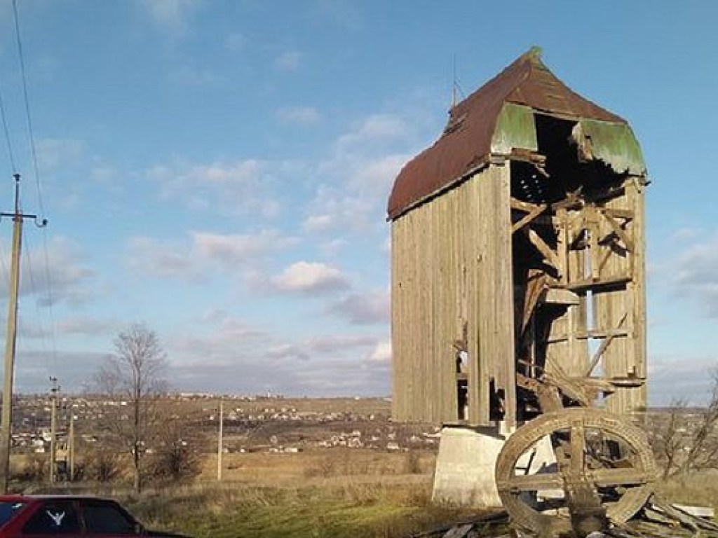 Под Запорожьем развалилась столетняя ветряная мельница (ФОТО)