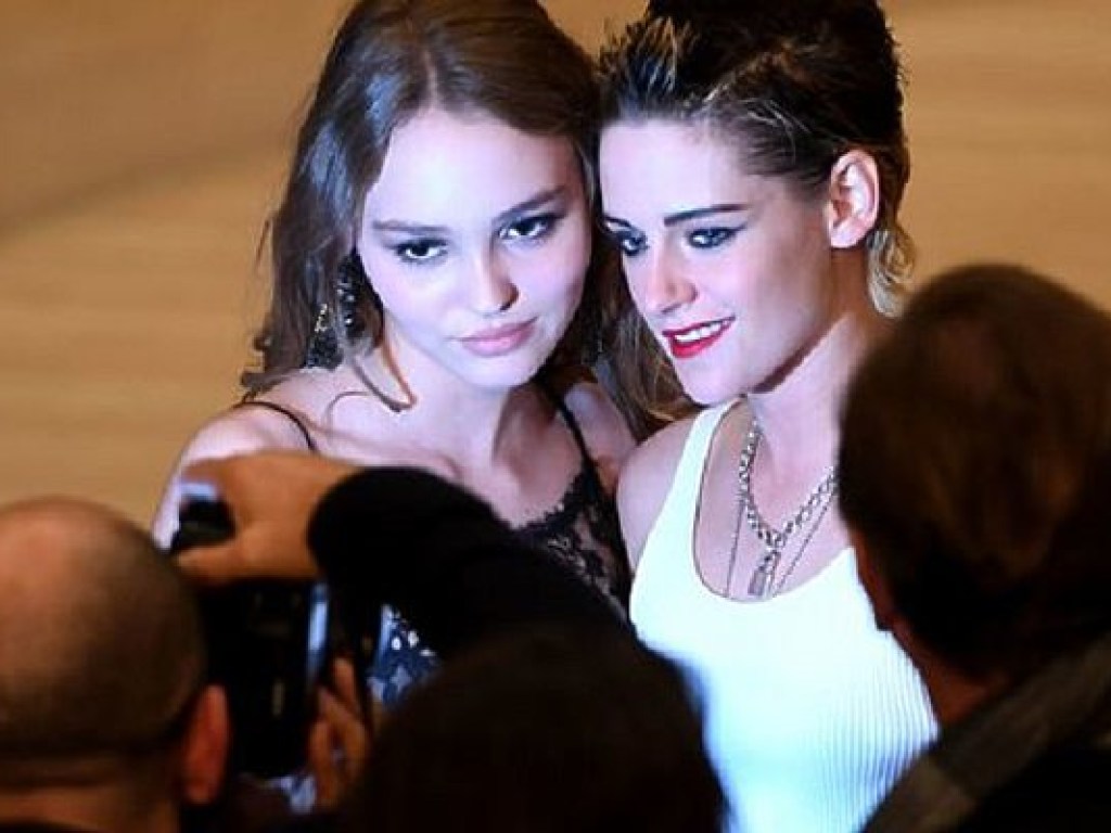 Дочь Ванессы Паради и Джонни Деппа посетила показ Chanel в полупрозрачном платье (ФОТО)