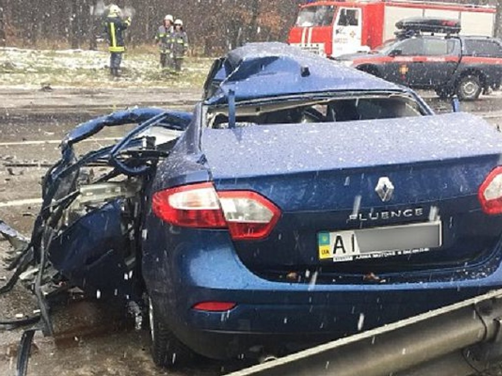 В Киеве столкнулись грузовик и легковушка, погиб водитель  Renault Fluence (ФОТО)