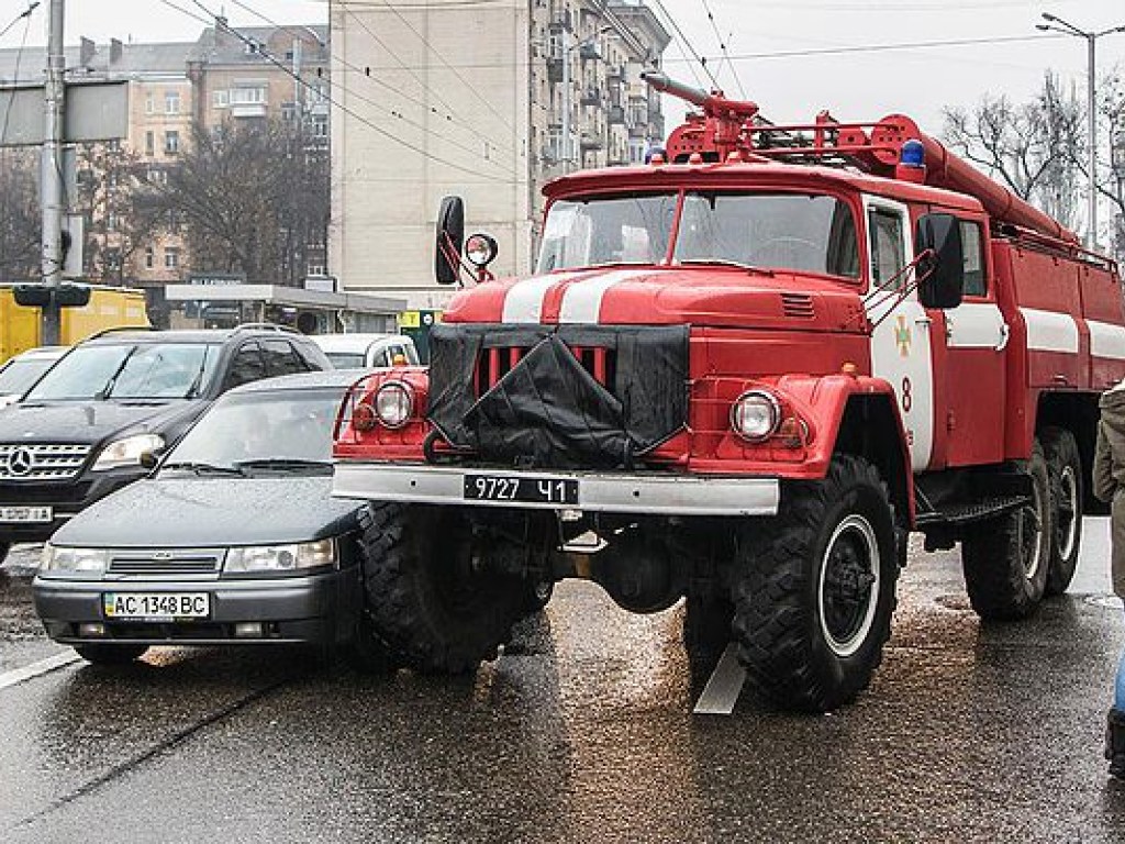 В центре Киева пожарная машина протаранила легковушку (ФОТО)