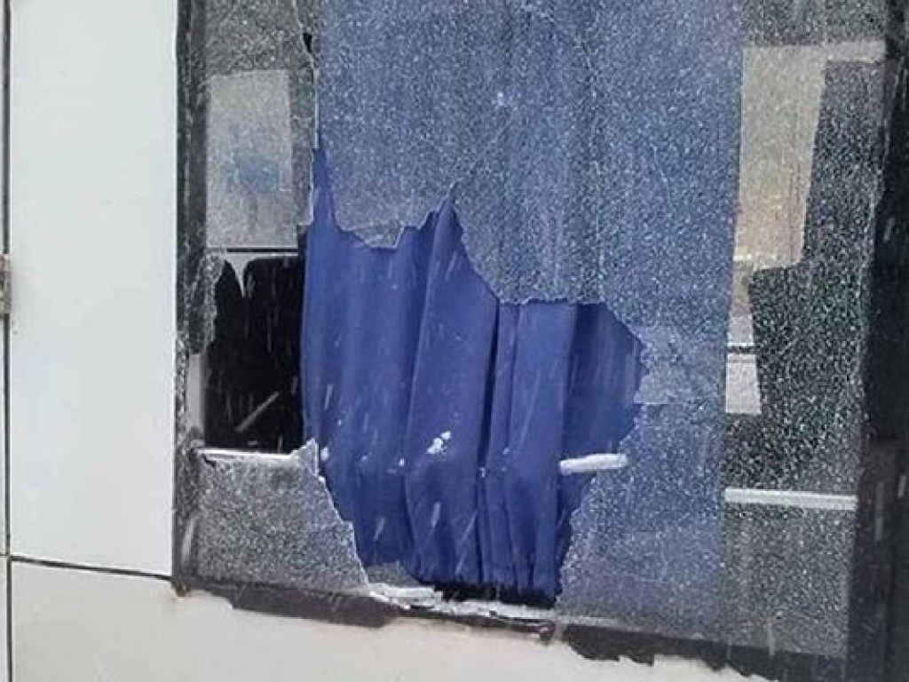 В Сумской области пешеход разбил кулаком окно маршрутки, пострадала девушка-пассажир (ФОТО)