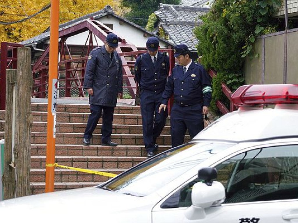 В храме Токио мужчина убил мечом двух женщин и покончил с собой