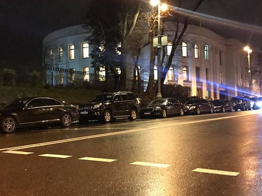 Депутаты приехали голосовать за бюджет на «кортеже» из элитных авто (ФОТО)