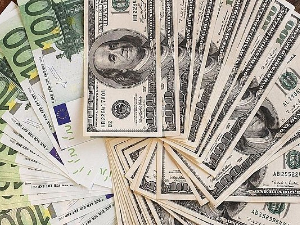 Курс доллара и евро днем понизились на межбанке