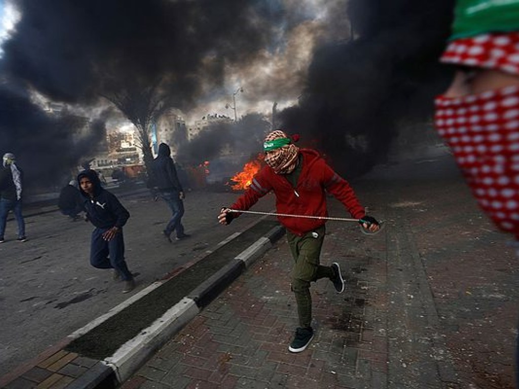 Столкновения полиции Израиля и палестинцев: число пострадавших превысило 50 человек