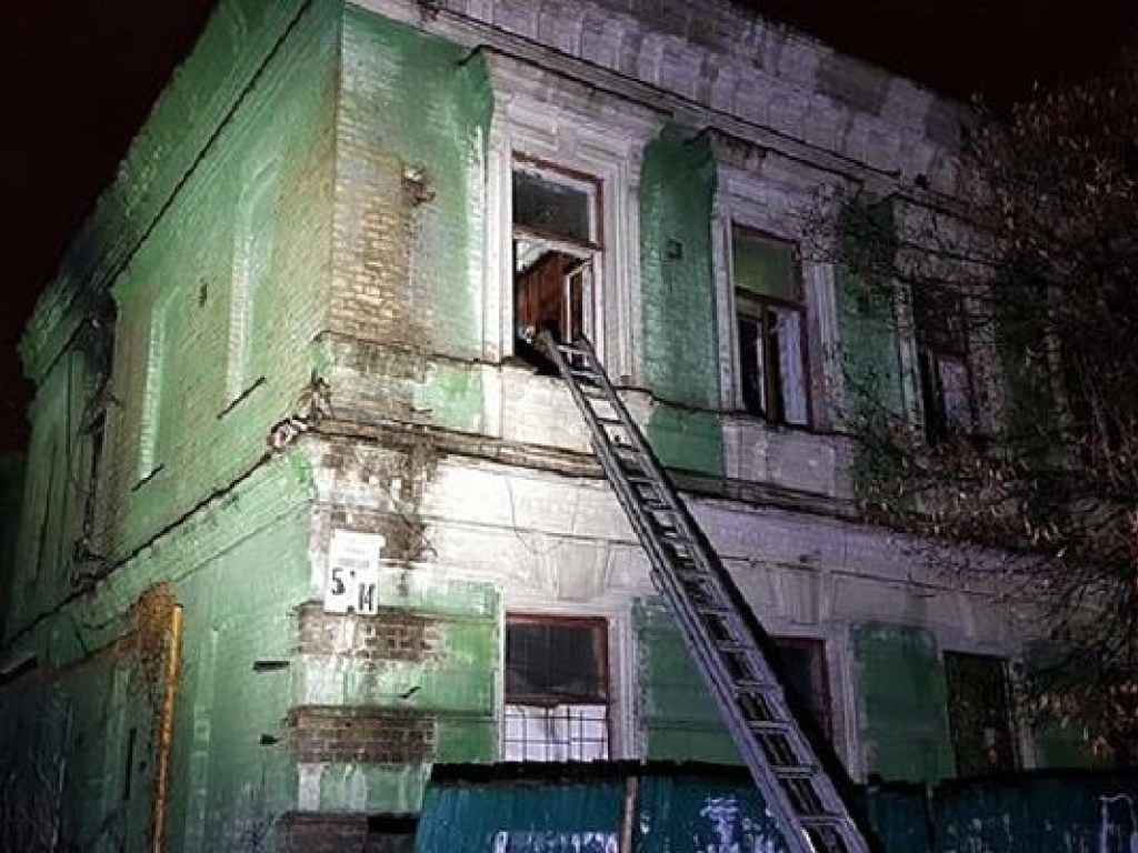 В Киеве на Подоле горел уникальный памятник архитектуры (ФОТО, ВИДЕО)