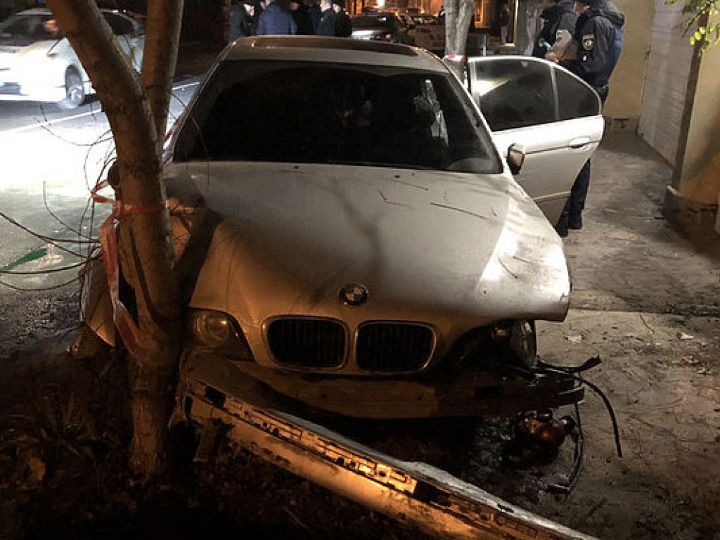 В Одессе пьяный грузин на BMW повредил 4 авто и врезался в дерево (ФОТО)