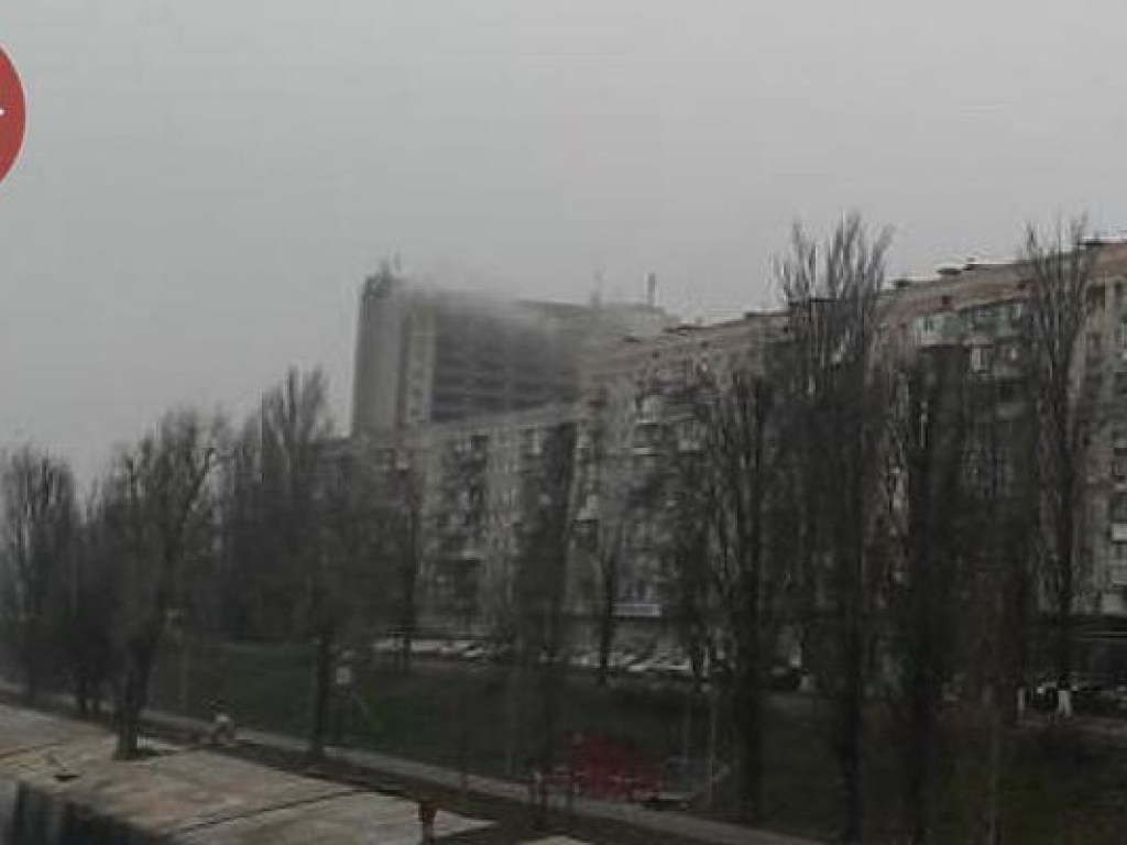 В столичной гостинице «Славутич» произошло возгорание на верхних этажах
