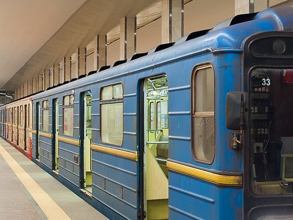 В киевском метро ловили голого пассажира (ФОТО, ВИДЕО)