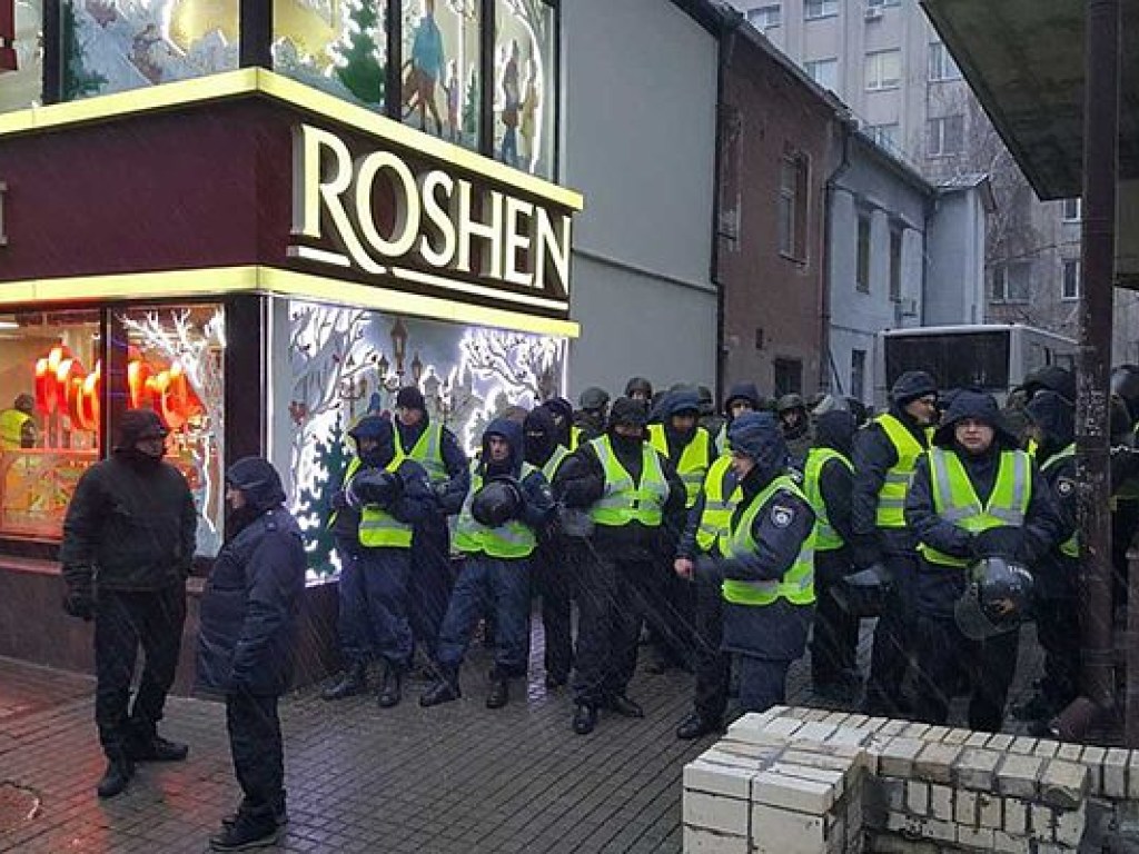 Митинг в Киеве: активисты попытались прорваться к магазину «Рошен» (ФОТО)