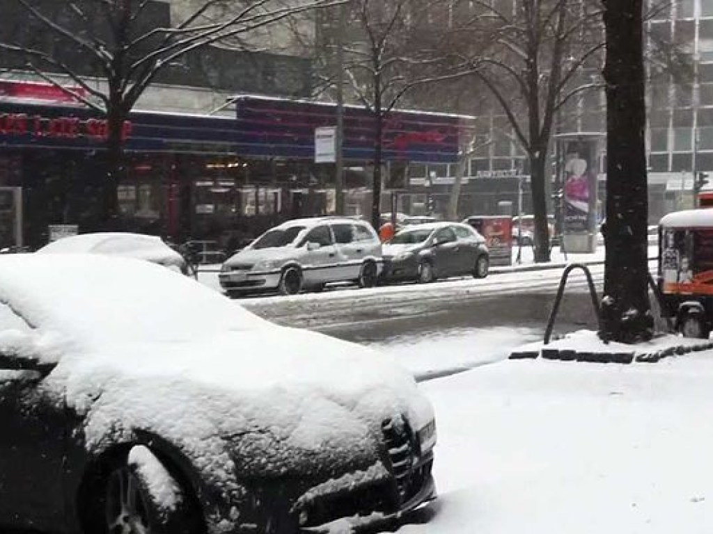 Сильный снегопад затруднил движение автомобилей и самолетов в Германии