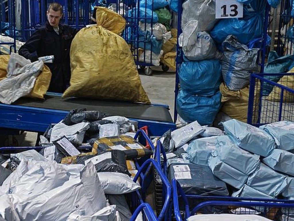 В России из-за недосмотра персонала вещи пассажиров разбросало а аэропорту (ВИДЕО)