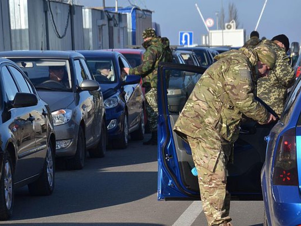 В пунктах пропуска зоны АТО застряли 530 автомобилей