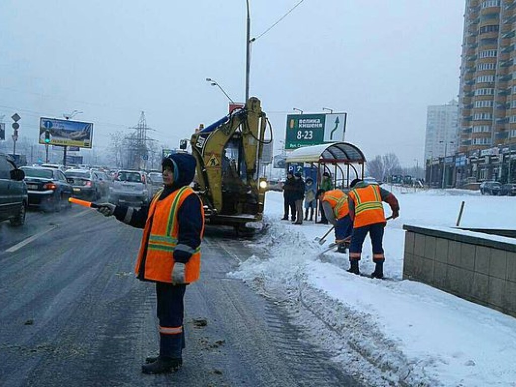 Во время снегопада в одном из районов Киева простаивала спецтехника