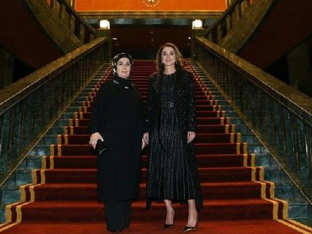 Королева Рания и Иванка Трамп вышли в свет в одинаковых костюмах от Alexander McQueen (ФОТО)