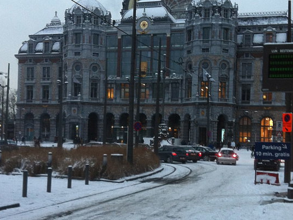 В Бельгии из-за снегопада образовались автомобильные пробки в несколько сотен километров