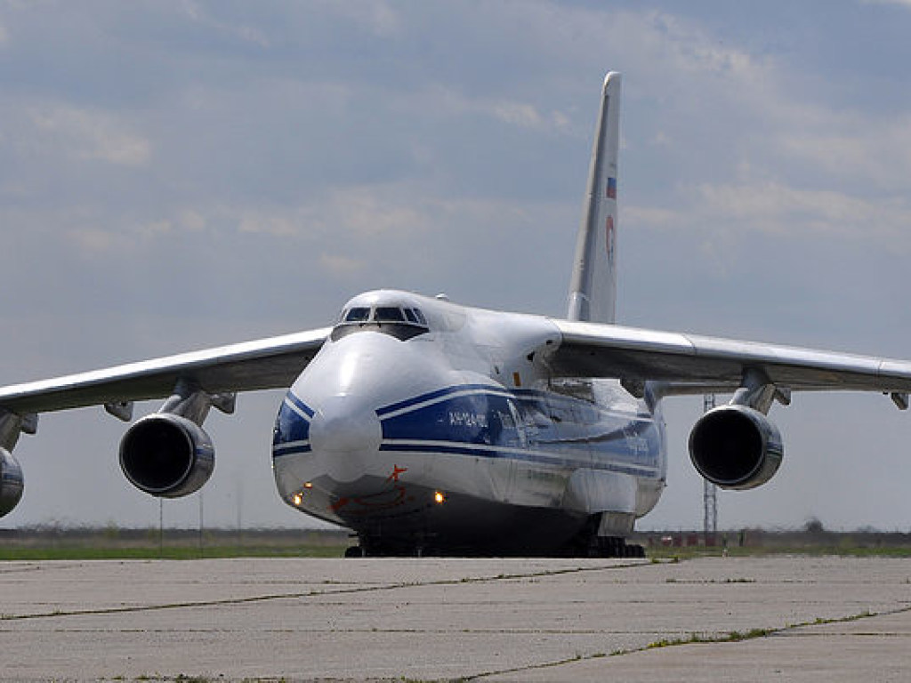 Украинский гигант Ан-124 спас А380, который потерял двигатель и застрял в Канаде