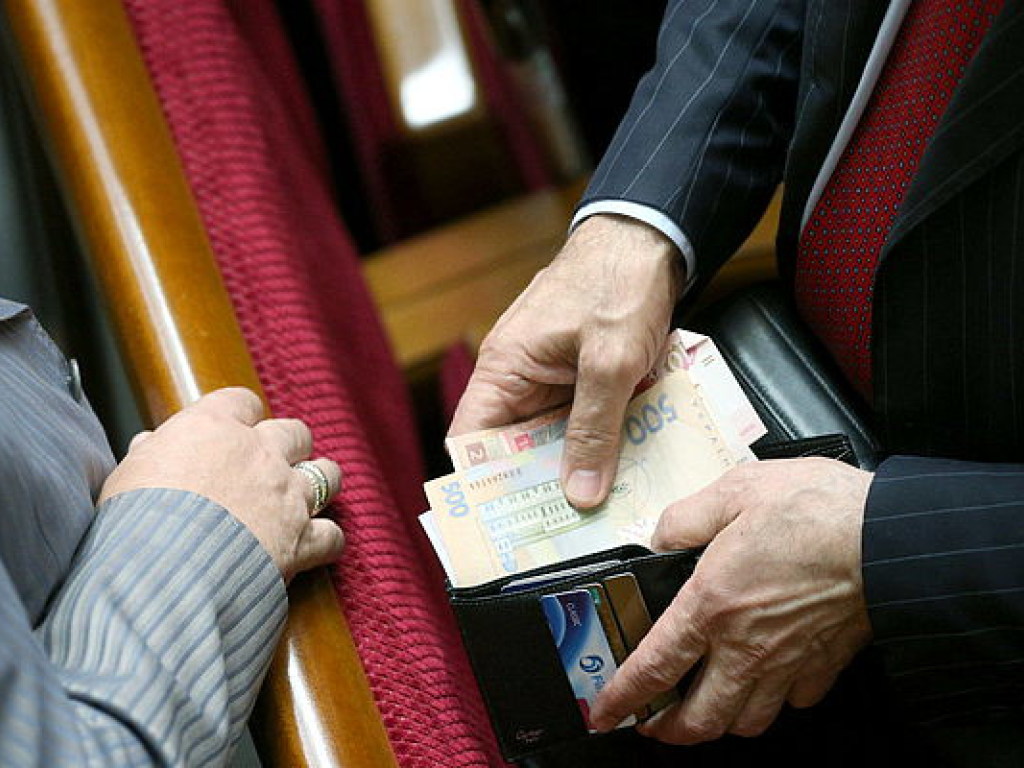 Ведущие шикарный образ жизни депутаты не живут на зарплату в 100 тысяч гривен – политолог