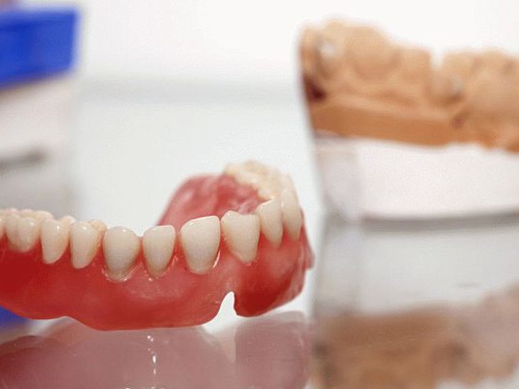 Ученые рассказали о вреде зубных протезов