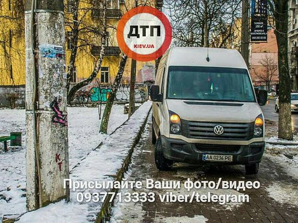 В Киеве ребенок упал под колеса микроавтобуса, поскользнувшись на дороге (ФОТО)