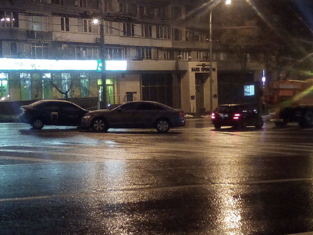 В Печерском районе Киева столкнулись такси Uber и две иномарки, образовалась пробка (ФОТО)