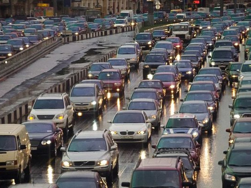 В Киеве погода спровоцировала многочисленные ДТП, пробки 9 достигли баллов (КАРТА)