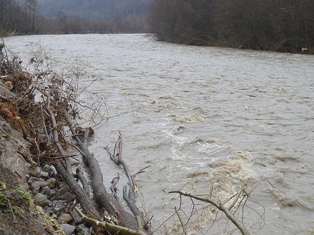 Из-за осадков на Закарпатье затопило две местные автодороги