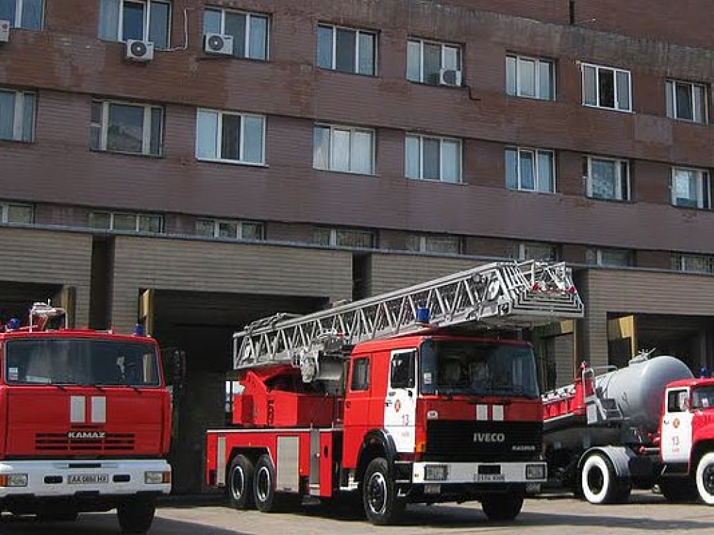 В Ровно неизвестные сожгли Mercedes бизнесмена, огонь повредил дом (ФОТО)