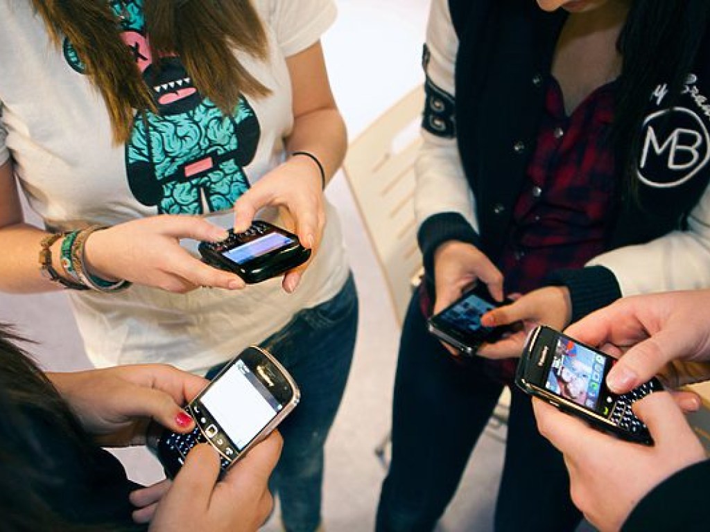 Во Франции с 1 сентября детям запретят пользоваться смартфонами в школах