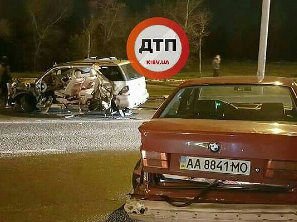 На столичной Троещине столкнулись BMW, Renault и Mercedes, двое пострадавших (ФОТО)