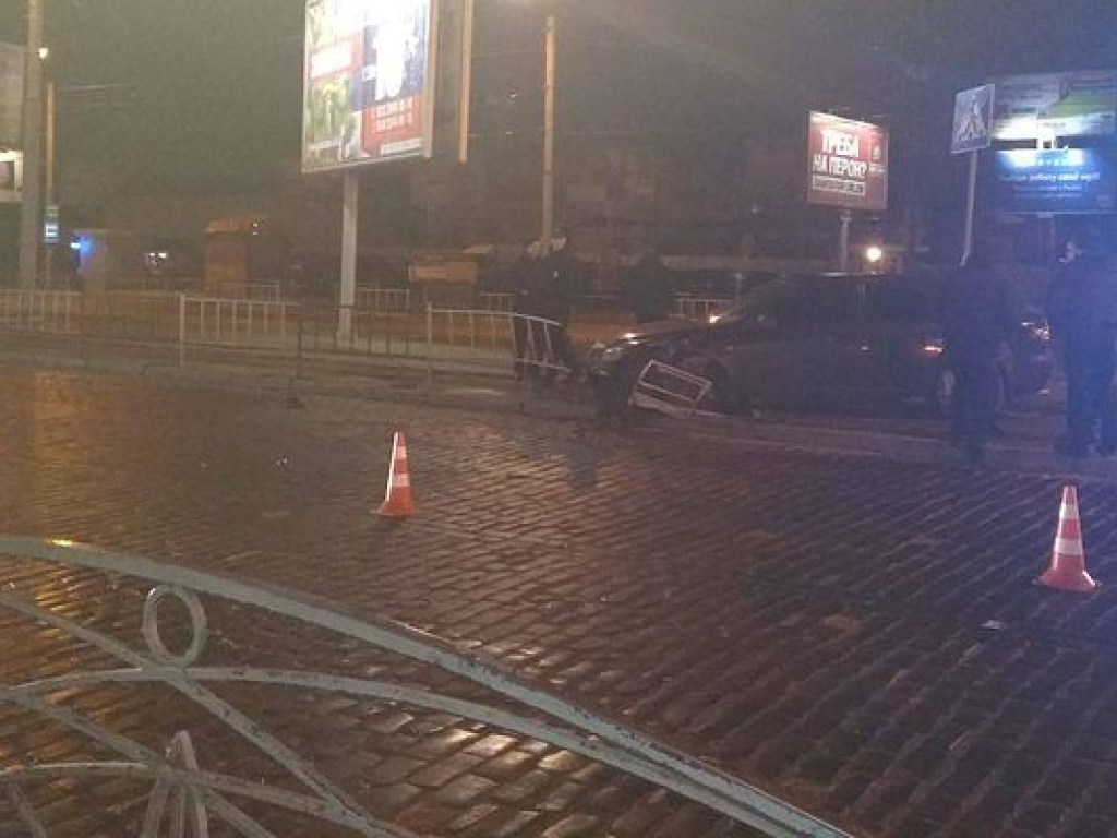 Во Львове пьяный водитель Mazda совершил наезд на дорожные ограждения (ФОТО)