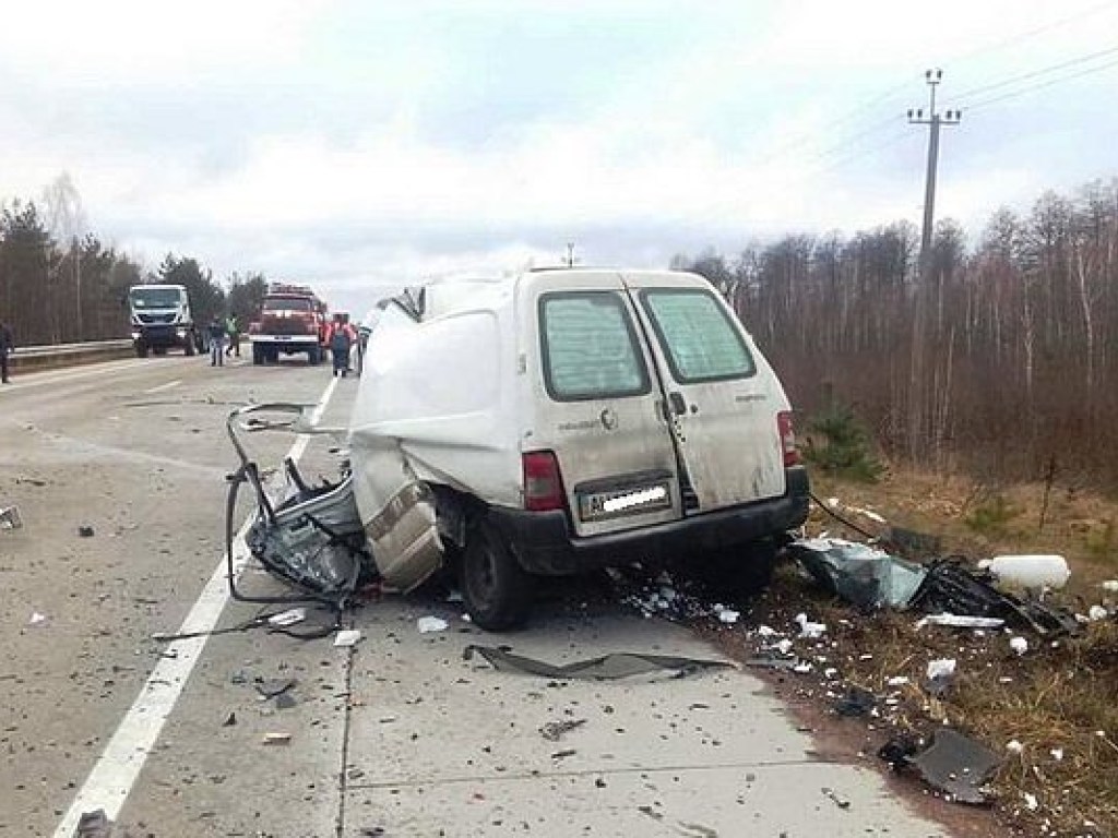 ДТП в Житомирской области: Peugeot выехал на полосу встречного движения и встретил Scania (ФОТО)