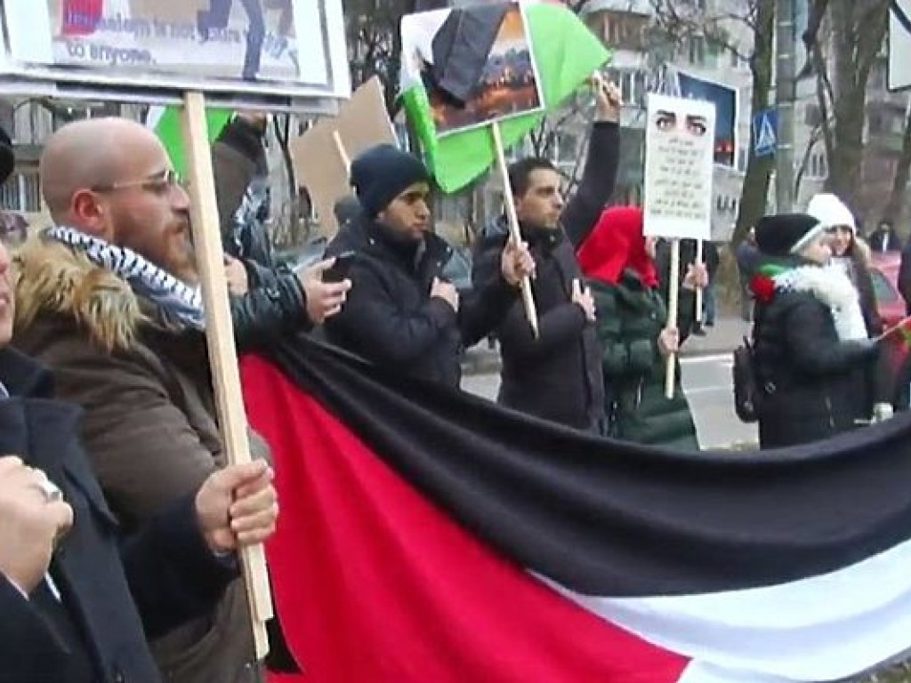 Демонстранты с палестинскими флагами протестовали у посольства США в Киеве  (ФОТО)