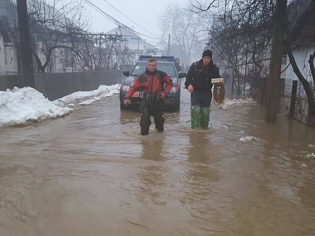 Паводок на Закарпатье: Эвакуированы 170 человек, перекрыты 5 дорог (ФОТО)