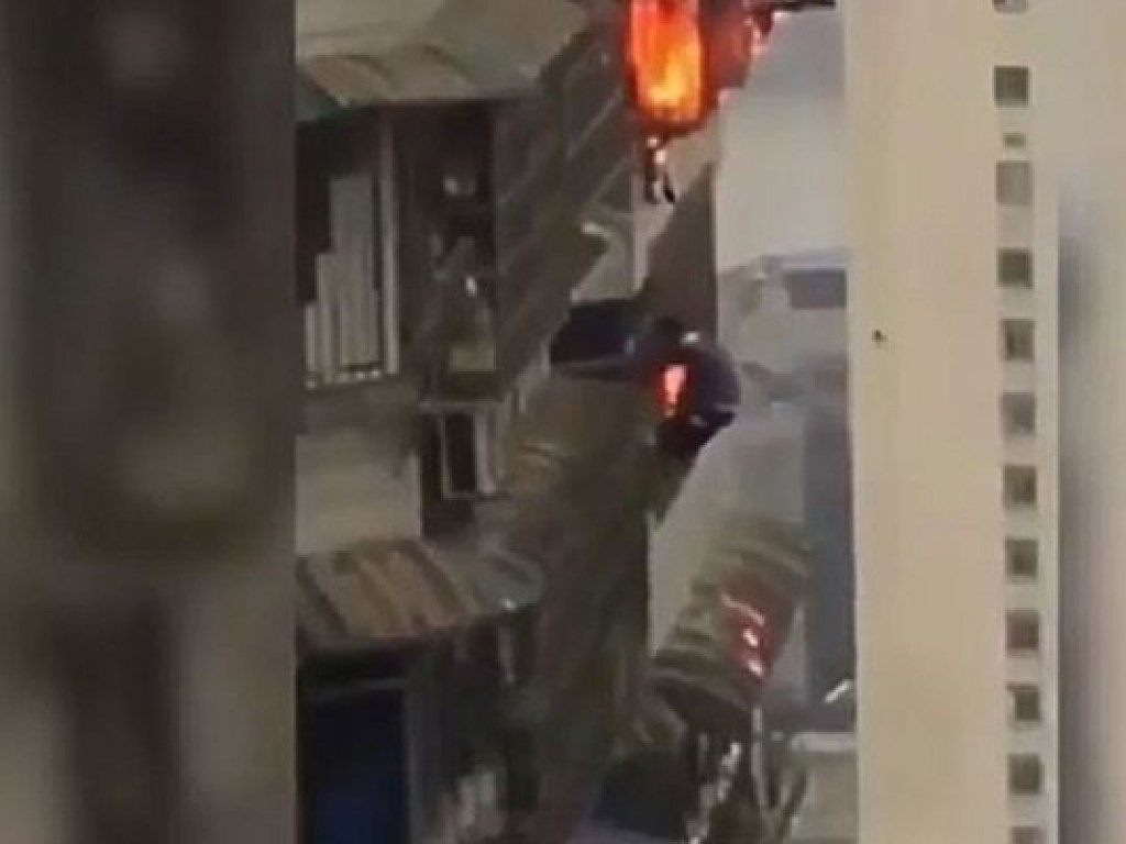 Спасавшегося от пожара китайца сняли на видео