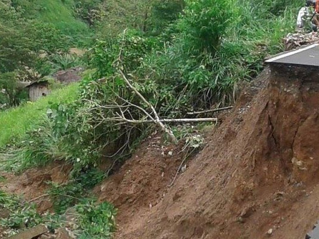 В результате оползня на Филиппинах погибли 26 человек (ФОТО)