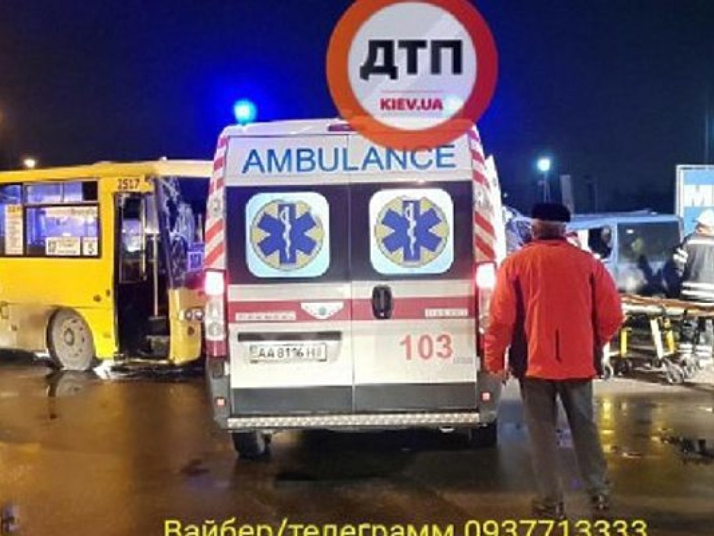 В Киеве маршрутка врезалась в микроавтобус, есть пострадавшие (ФОТО)