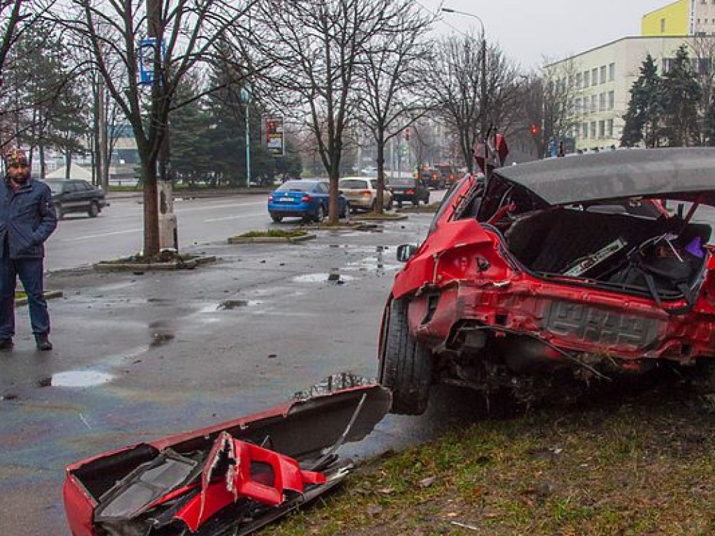 В Днепре из-за гололеда авто вылетело на пешеходную зону, машина сильно пострадала (ФОТО)