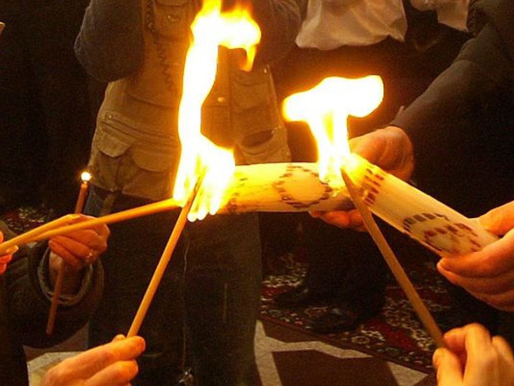 Вифлеемский огонь мира прибыл в Украину (ФОТО)