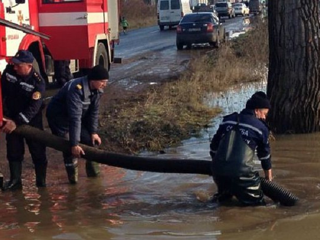Паводок на Закарпатье: часть Мукачево осталась без водоснабжения