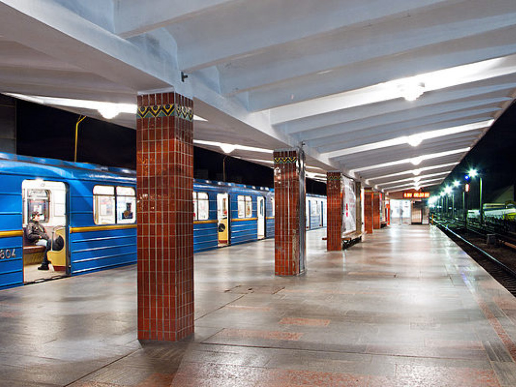 В Киеве возле станции метро умерла женщина (ФОТО)