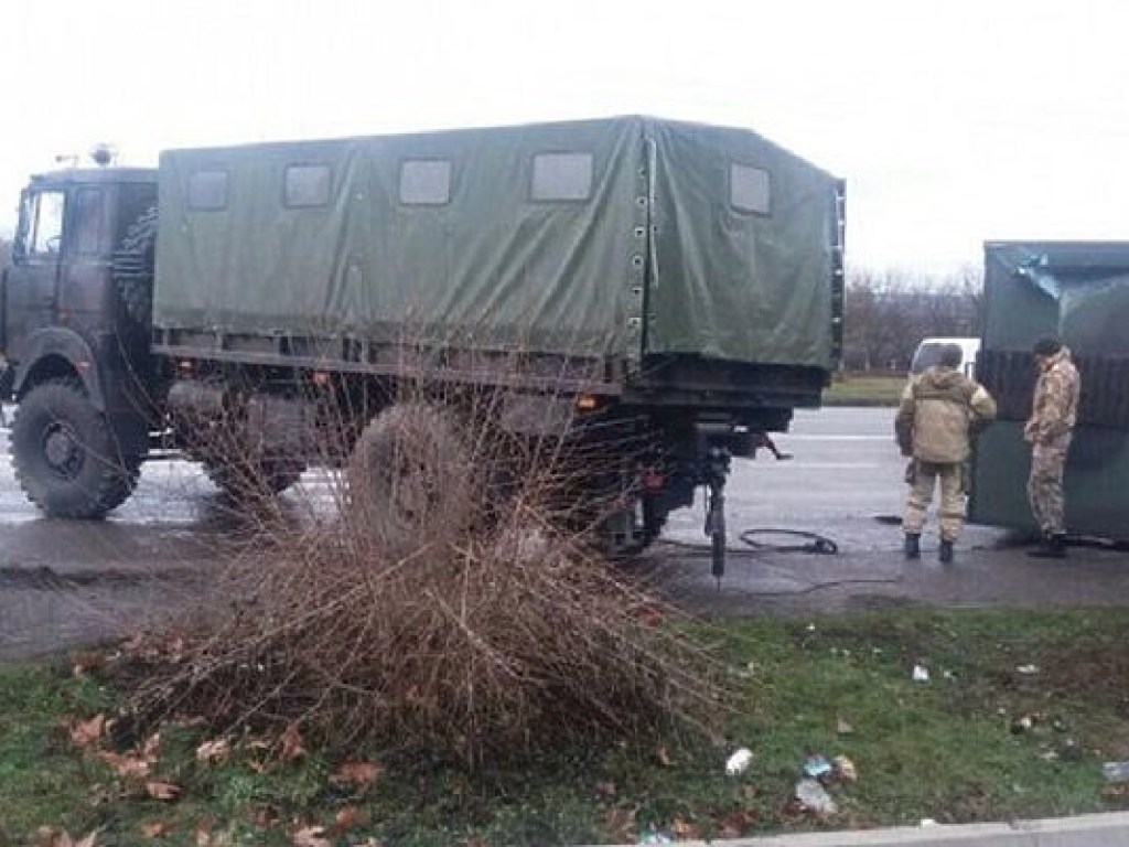 В Николаевской области автомобиль Нацгвардии въехал в остановку, погибла девушка, &#8212; СМИ (ФОТО)