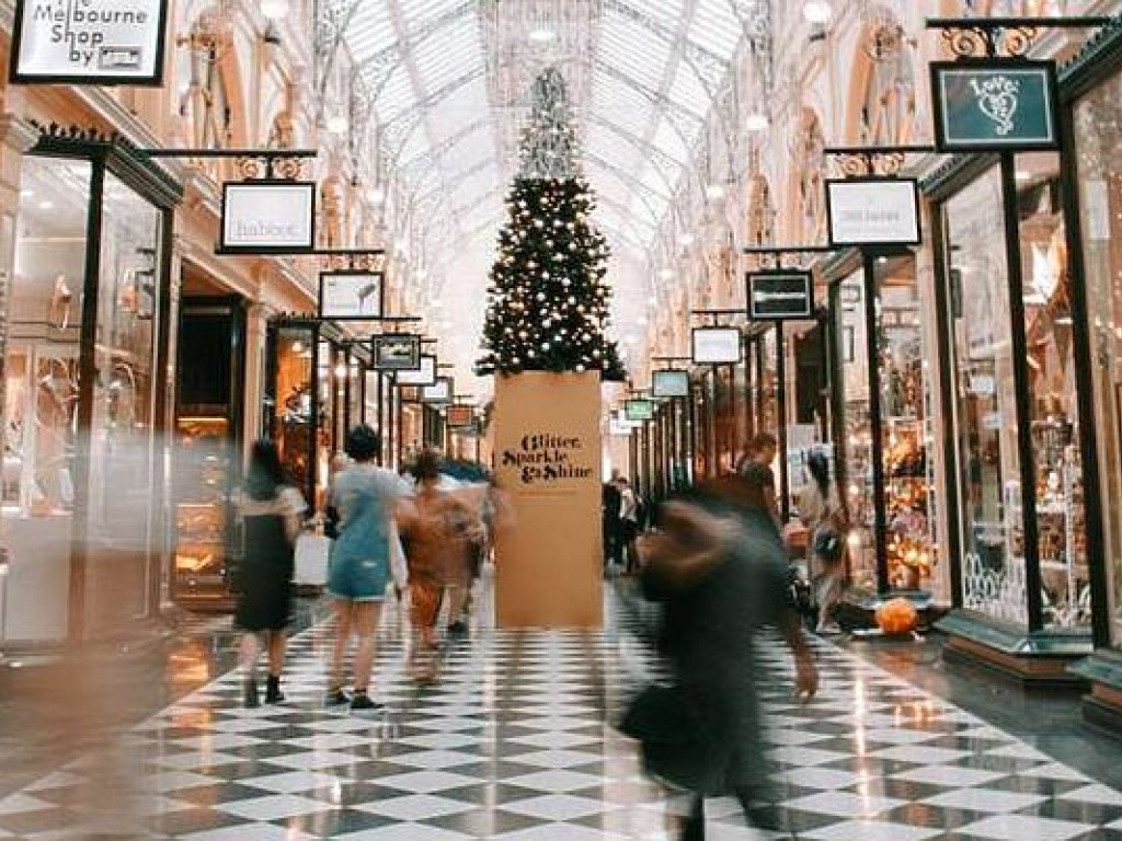 Психологи предупредили о ловушках маркетологов на рождественском шоппинге