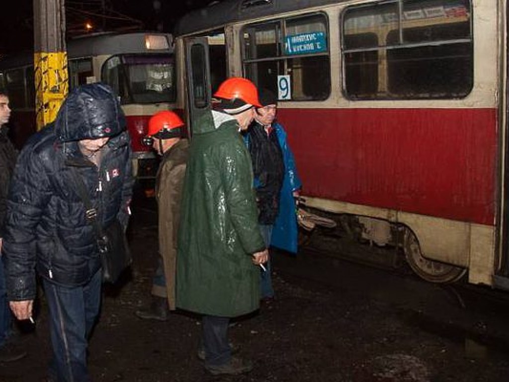 В Днепре мужчина попал под колеса трамвая (ФОТО, ВИДЕО)